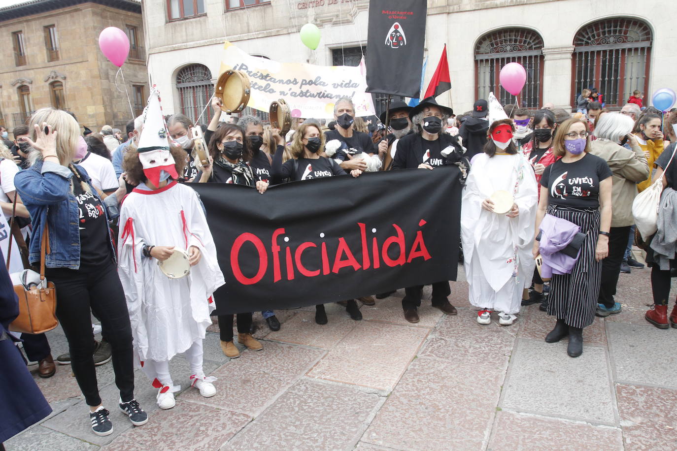 Miles de personas recorren el centro de Oviedo en la concentración por la oficialidad de la llingua. 