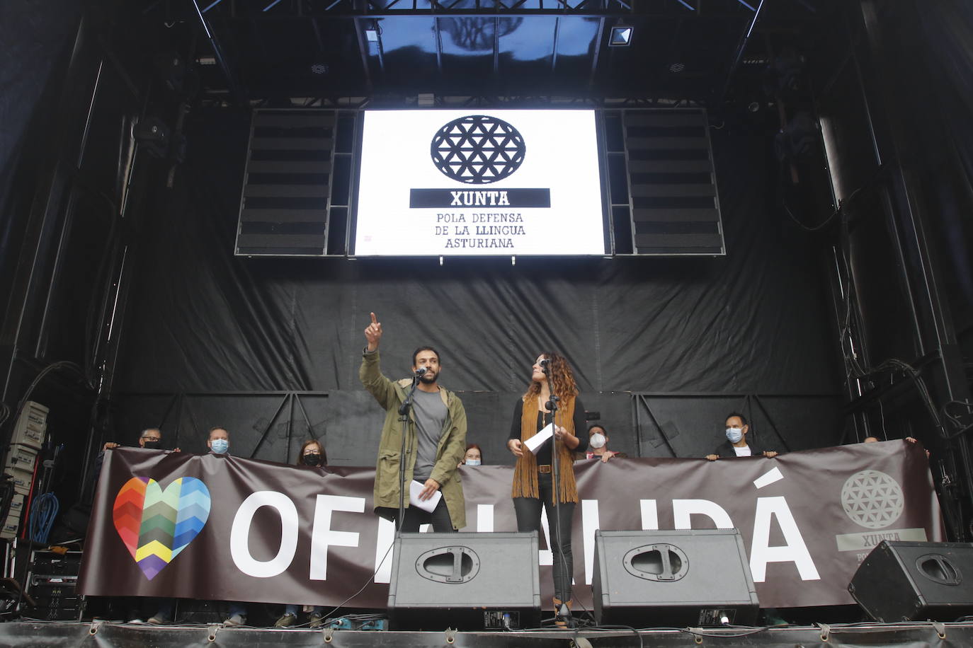 Miles de personas recorren el centro de Oviedo en la concentración por la oficialidad de la llingua. 