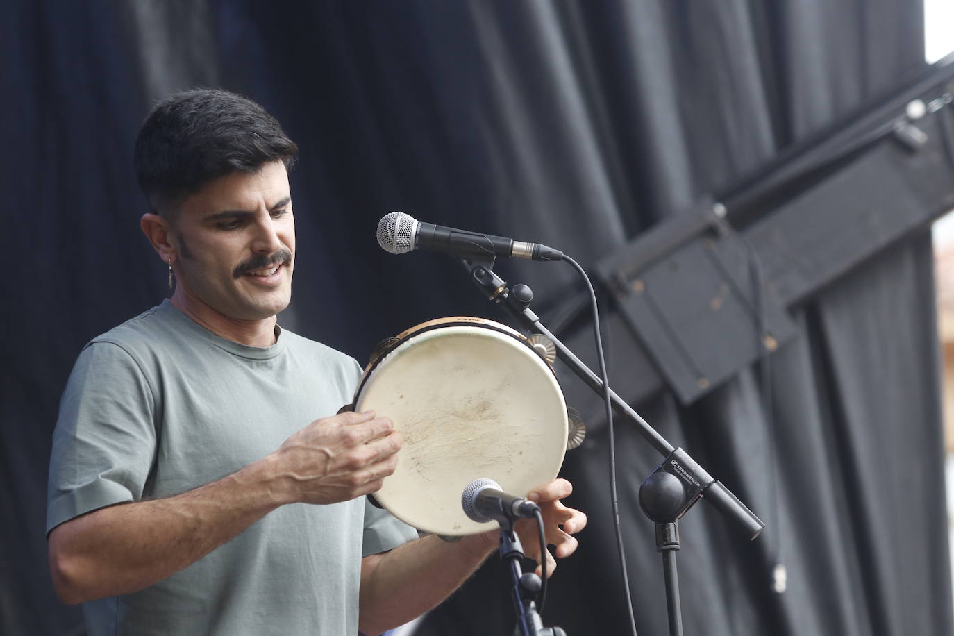 Miles de personas recorren el centro de Oviedo en la concentración por la oficialidad de la llingua. 
