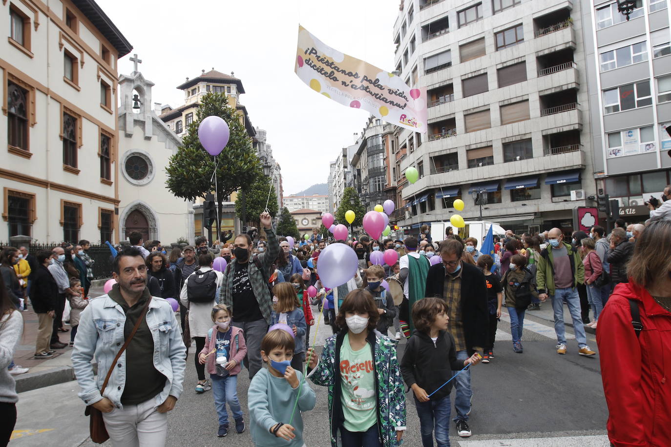 Miles de personas recorren el centro de Oviedo en la concentración por la oficialidad de la llingua. 