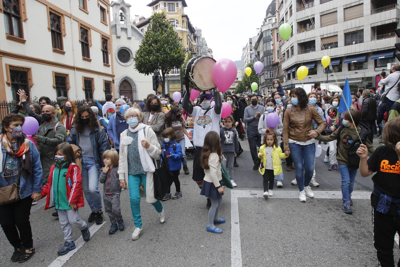 Miles de personas recorren el centro de Oviedo en la concentración por la oficialidad de la llingua. 