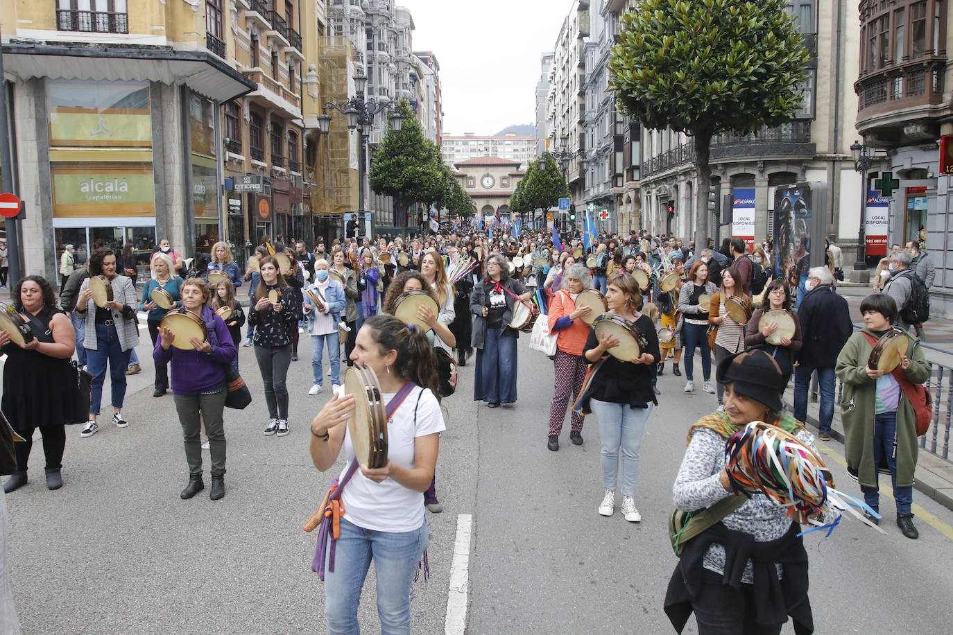 Miles de personas recorren el centro de Oviedo en la concentración por la oficialidad de la llingua. 