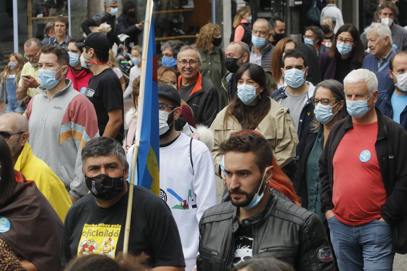 Miles de personas recorren el centro de Oviedo en la concentración por la oficialidad de la llingua. 