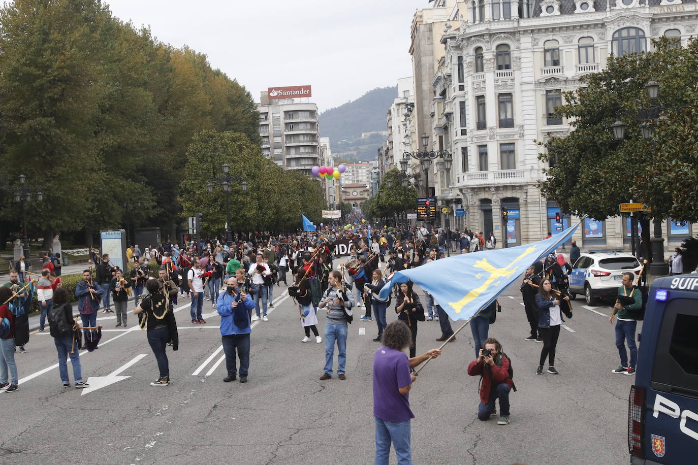 Miles de personas recorren el centro de Oviedo en la concentración por la oficialidad de la llingua. 