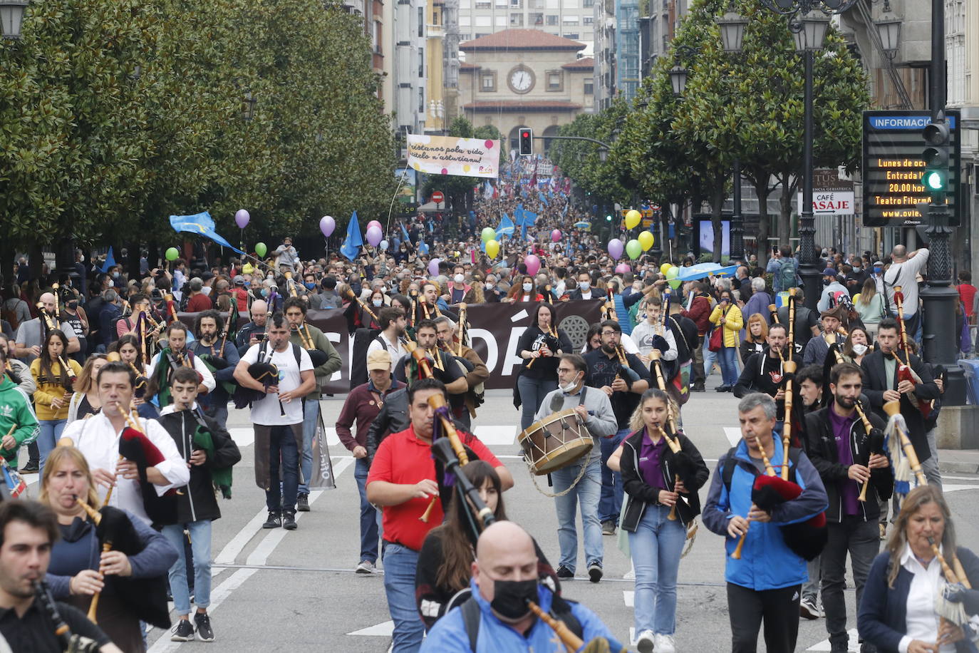 Miles de personas recorren el centro de Oviedo en la concentración por la oficialidad de la llingua. 