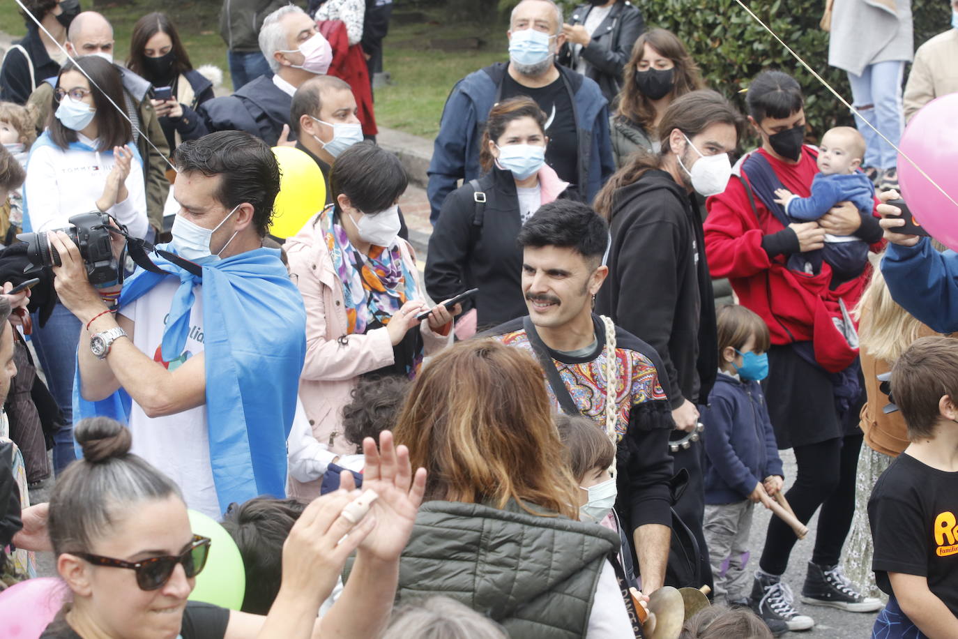 Miles de personas recorren el centro de Oviedo en la concentración por la oficialidad de la llingua. 