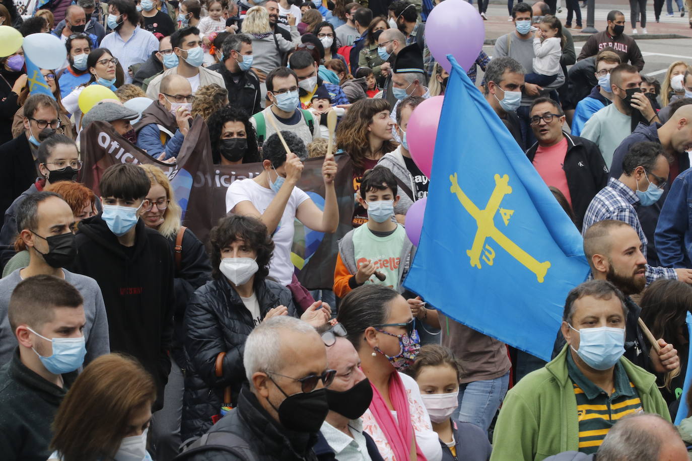 Miles de personas recorren el centro de Oviedo en la concentración por la oficialidad de la llingua. 