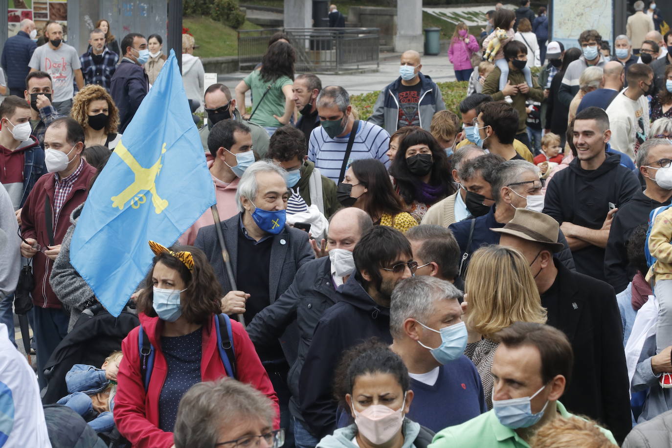 Miles de personas recorren el centro de Oviedo en la concentración por la oficialidad de la llingua. 