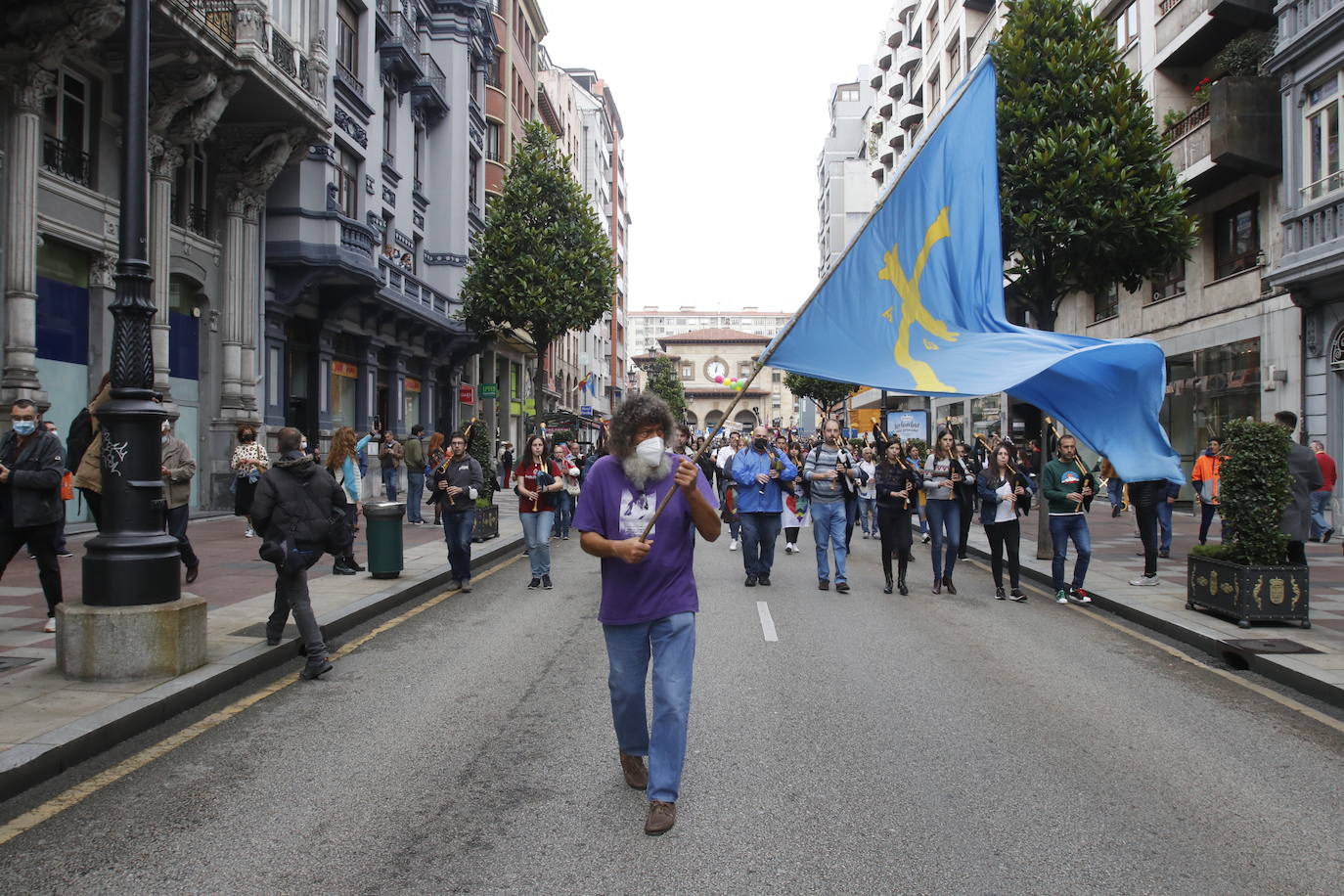 Miles de personas recorren el centro de Oviedo en la concentración por la oficialidad de la llingua. 