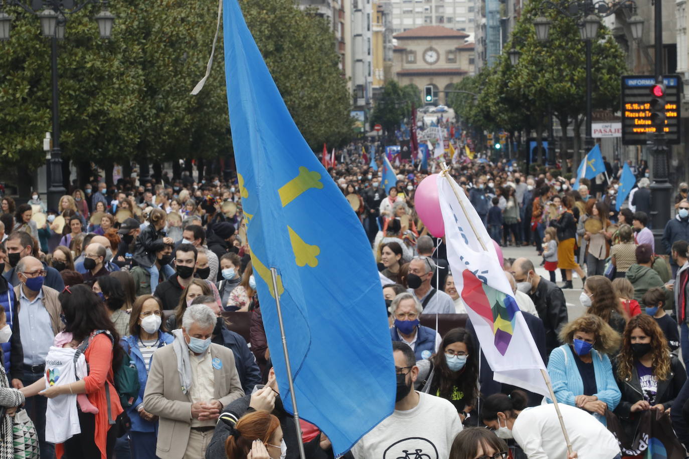 Miles de personas recorren el centro de Oviedo en la concentración por la oficialidad de la llingua. 