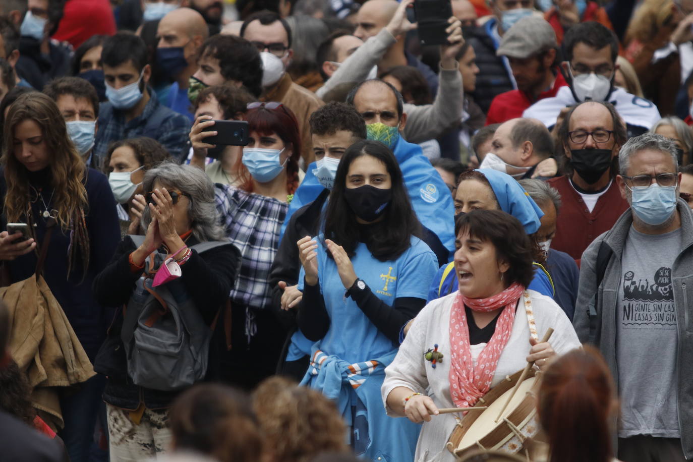 Miles de personas recorren el centro de Oviedo en la concentración por la oficialidad de la llingua. 