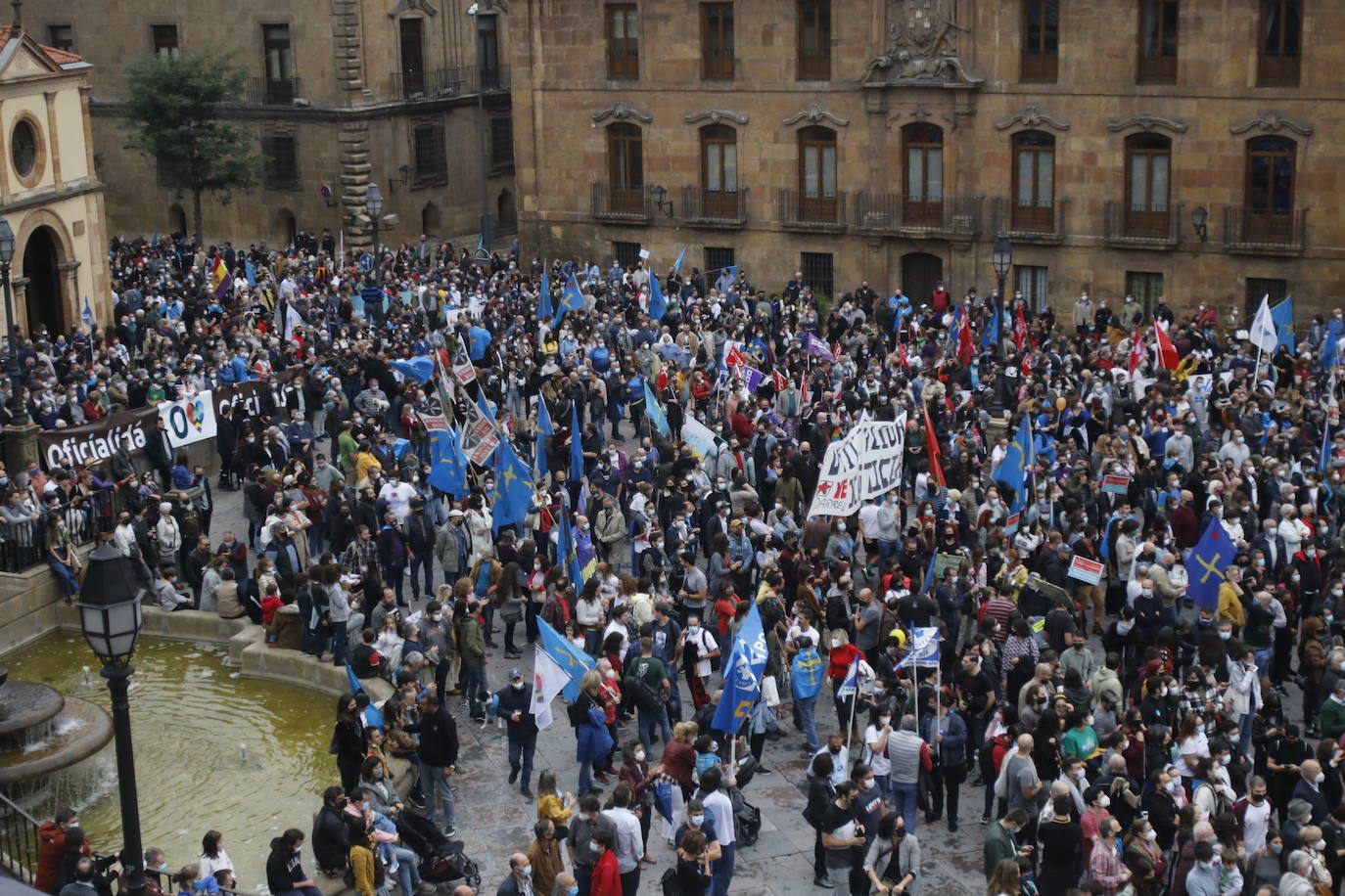 Miles de personas recorren el centro de Oviedo en la concentración por la oficialidad de la llingua. 
