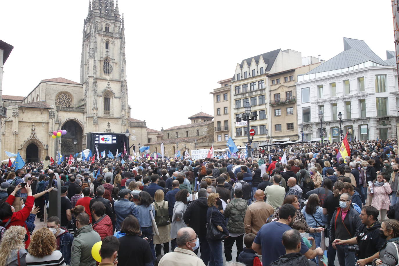 Miles de personas recorren el centro de Oviedo en la concentración por la oficialidad de la llingua. 