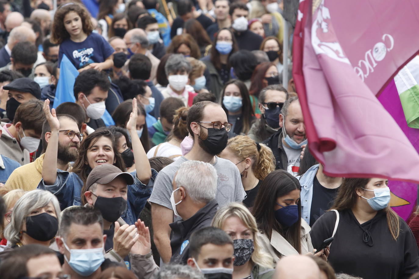 Miles de personas recorren el centro de Oviedo en la concentración por la oficialidad de la llingua. 