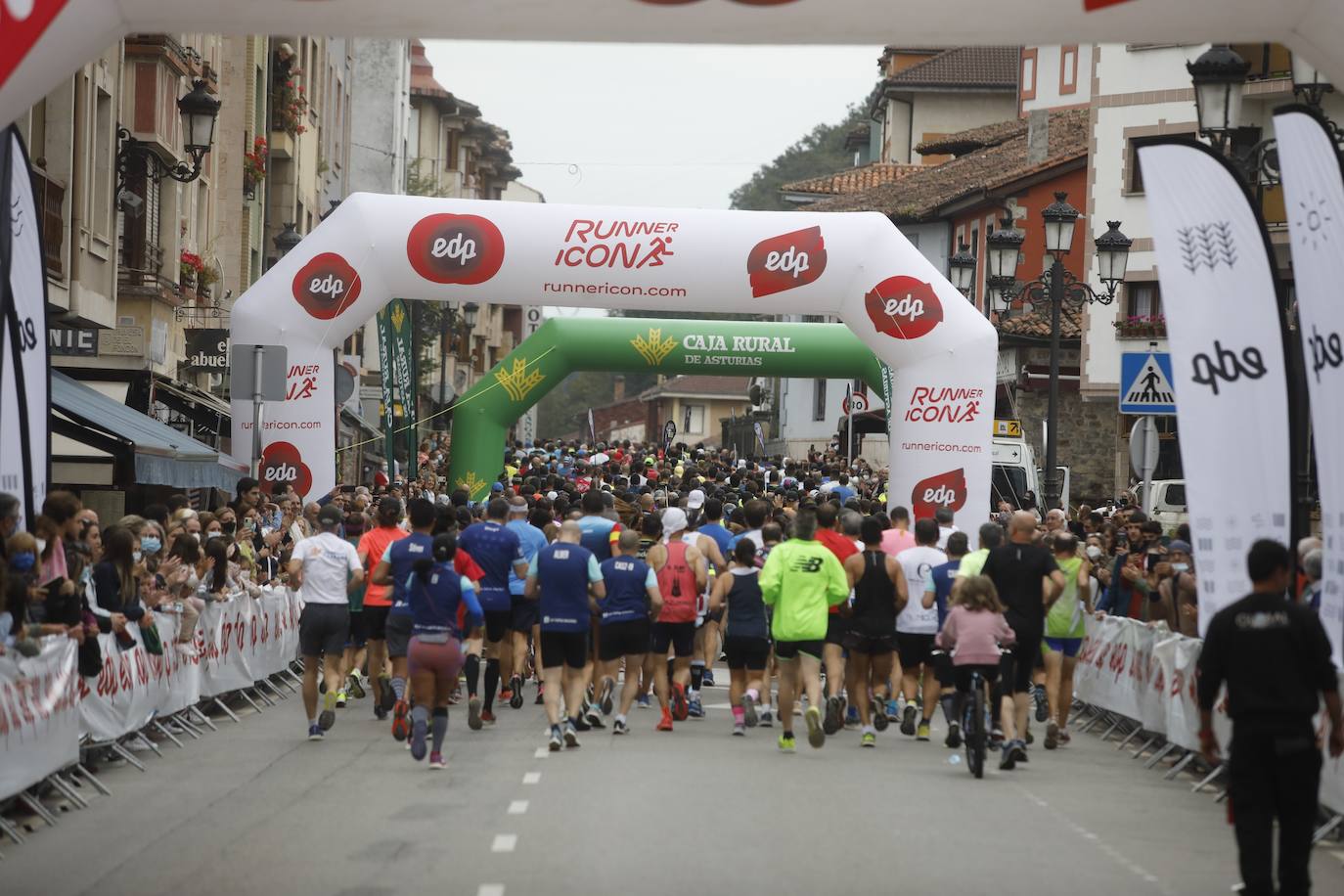 El emblemático trazado que une Cangas de Onís y Covadonga se llenó de 'runners' en su regreso al calendario tras la crisis sanitaria. 