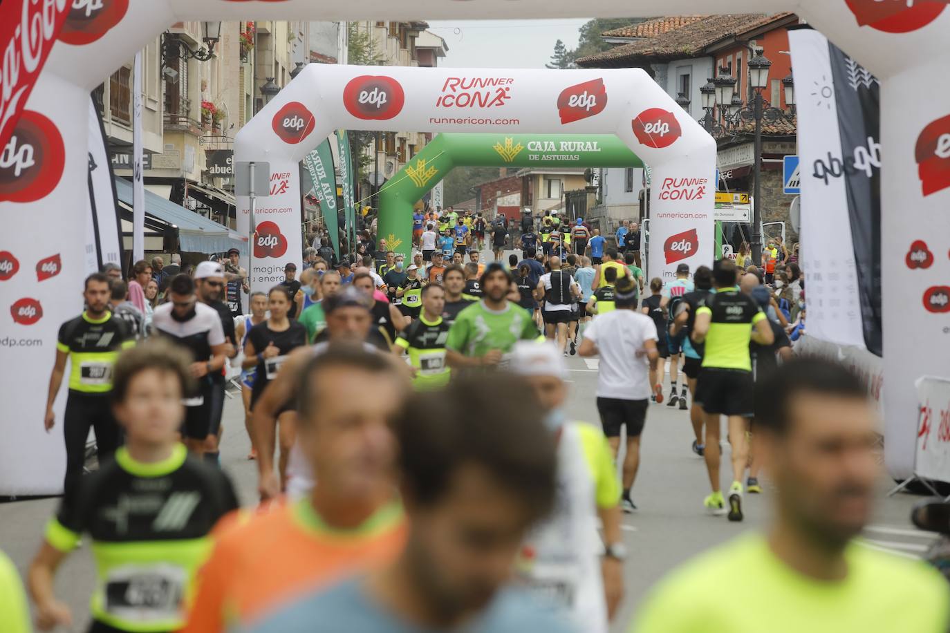 El emblemático trazado que une Cangas de Onís y Covadonga se llenó de 'runners' en su regreso al calendario tras la crisis sanitaria. 