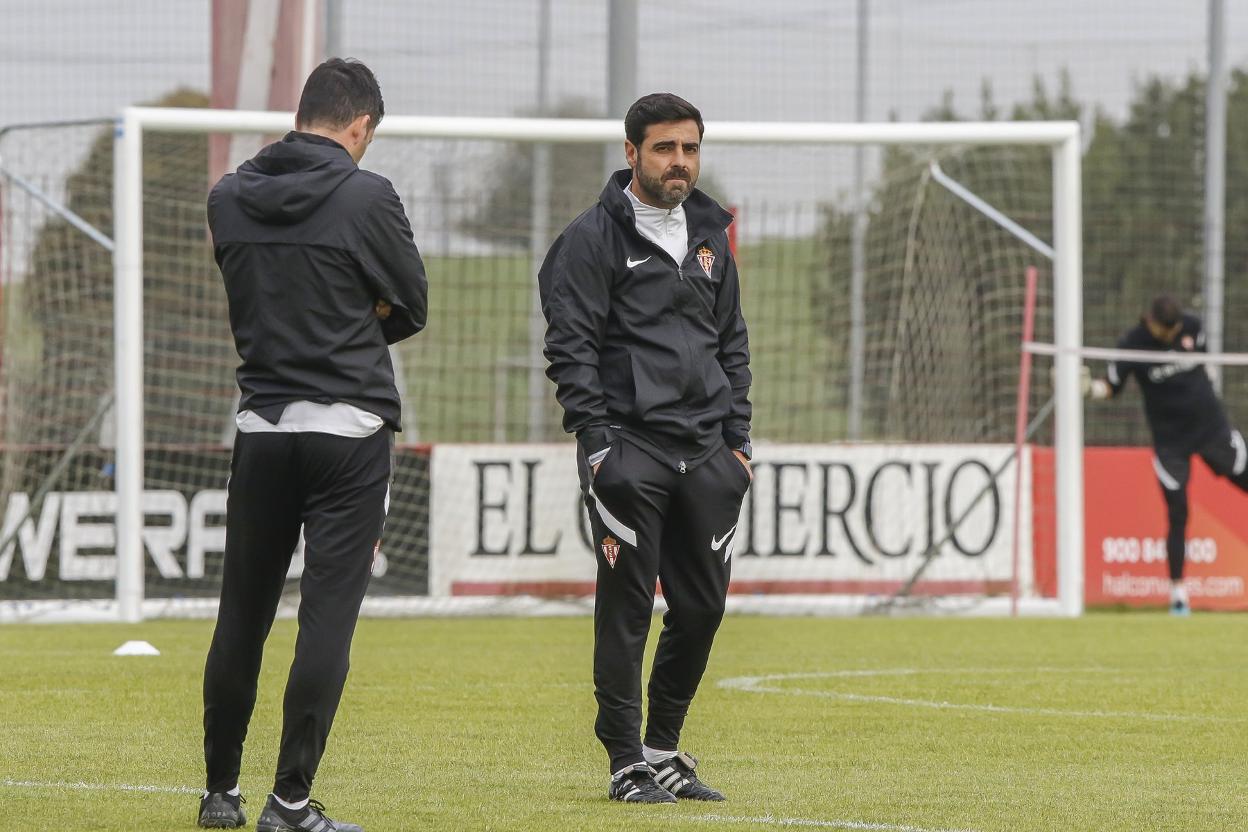 David Gallego observa el entrenamiento con su segundo, Toni Clavero, de espaldas. 