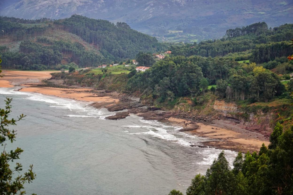 La nueva senda partirá de Lastres y discurrirá a lo largo de la costa, en dirección a Colunga. 