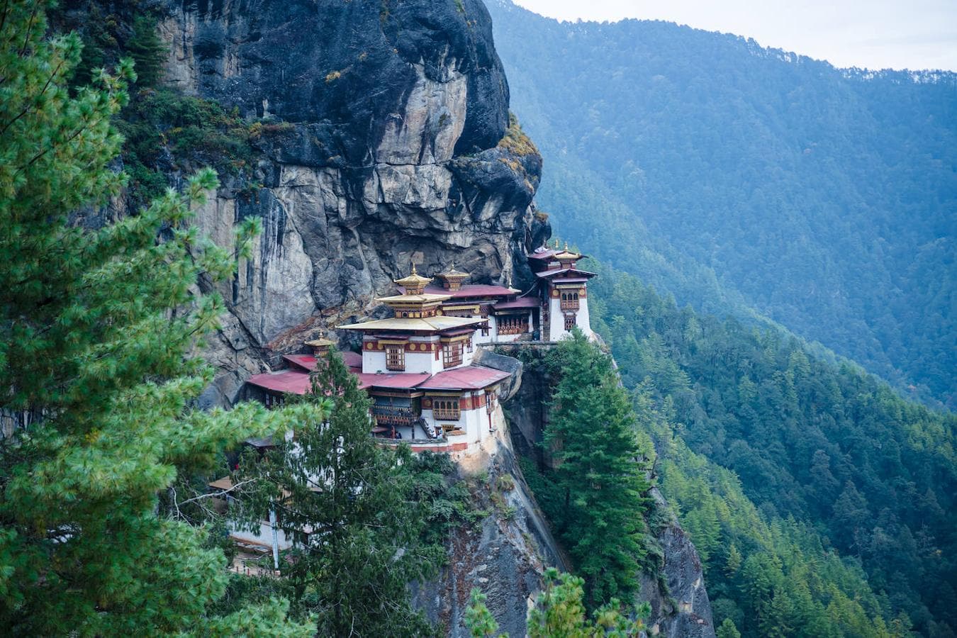 Druk Path (Bután): Esta ruta conocida como el Druk Trek es una ruta de senderismo que combina tramos de baja y media dificultad y que transcurre por los bellos paisajes de la cordillera del Himalaya en pleno territorio de Bután. Bosques de pinos, escarpadas montañas, lagos con aguas cristalinas, monasterios, fortalezas, pequeños poblados... En este trekking que lleva unos seis días desde la ciudad de Paro a Thimpu, no falta detalle.