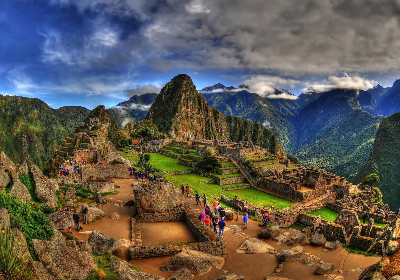 Camino Inca hasta Machu Pichu (Perú): Para acceder al mítico Machu Pichu y a su espectacular mirador aprovechando el camino que hacían los antiguos incas para llegar, tendrás que estar al menos en buena forma física porque el camino sin duda no es para perezosos. La travesía hasta él te llevará unos cinco días en la montaña hasta llegar a la ciudad perdida y a sus ruinas incas. Eso sí, te aseguramos que una vez llegues a este mágico lugar, el viaje habrá merecido la pena, sobre todo por las espectaculares vistas que te esperan a tu llegada. Un paisaje de nubes, exuberantes cimas, la antigua arquitectura inca y el verde nuclear que contrasta con ella. Un lugar mágico a 2.430 metros de altura, al que sin duda hay que subir al menos una vez en la vida.
