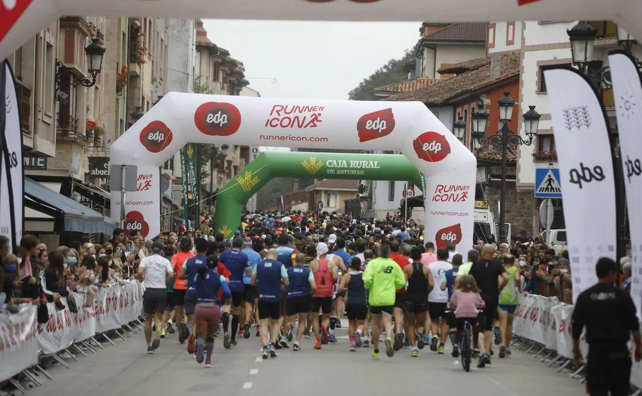 Cerca de 800 corredores llenaron el el emblemático trazado que une Cangas de Onís y Covadonga. 