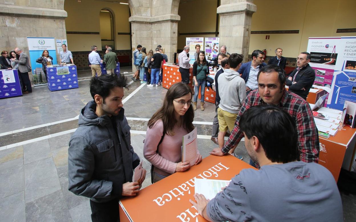 Asistentes a una de las ferias académicas de la Universidad. 