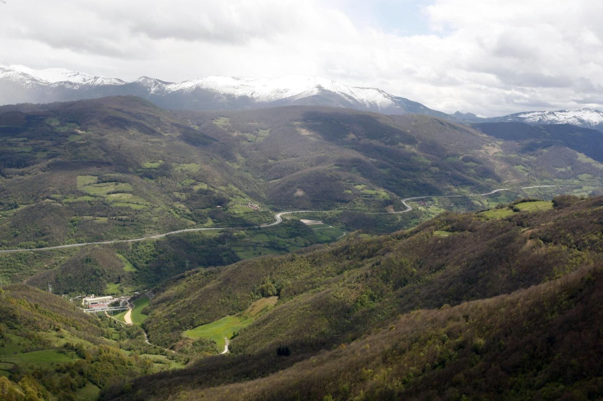 La autopista cruza 86,7 kilómetros del valle del Huerna . j.m.pardo