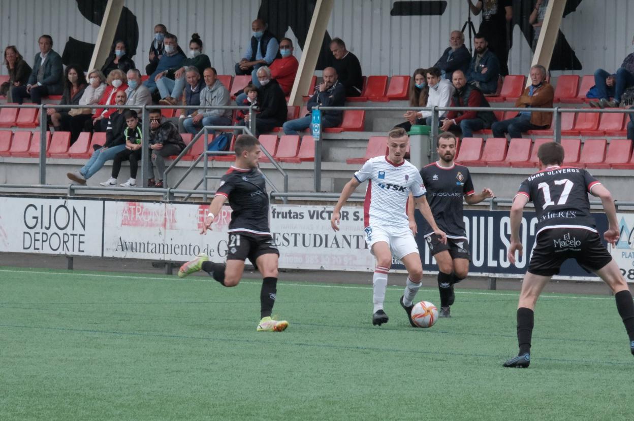 Javi conduce el balón ante Omar Oliveros perseguido por Álvaro Pozo y Félix Sanz. 