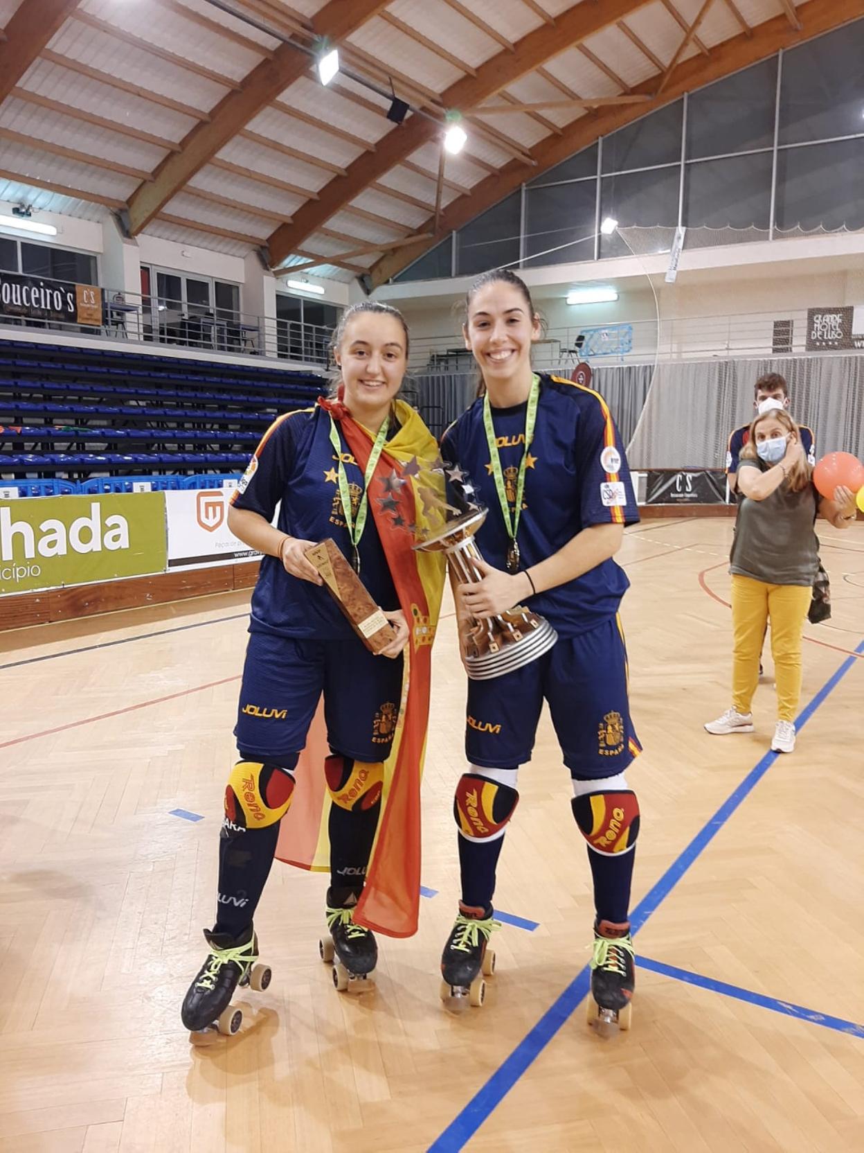 Sara Roces, con el trofeo de máxima anotadora del Europeo, y Marta Piquero, con el trofeo de campeonas, anoche en Mealhada. 