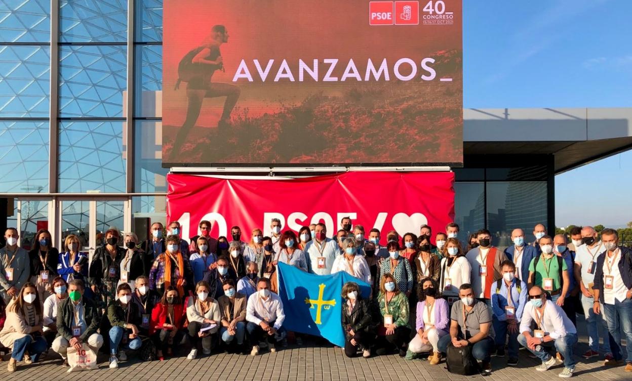 Adrián Barbón, junto con el resto de miembros de la delegación de la Federación Socialista Asturiana, en el congreso federal que se celebra en Valencia. 