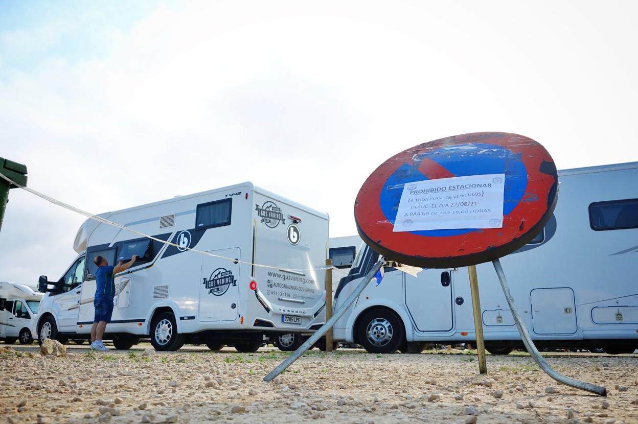 En La Talá, el Ayuntamiento de Llanes clausuró en agosto el aparcamiento por las autocaravanas. 