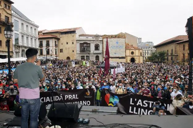 El músico Rodrigo Cuevas se dirige a los varios miles de personas que llenaron la plaza de la Catedral, en Oviedo, al final de la manifestación. 