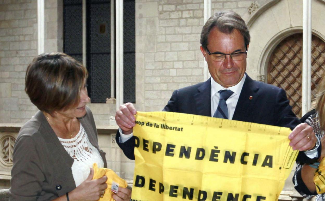 Mas muestra tras la diada de 2013 un cartel por la independencia de Cataluña. 
