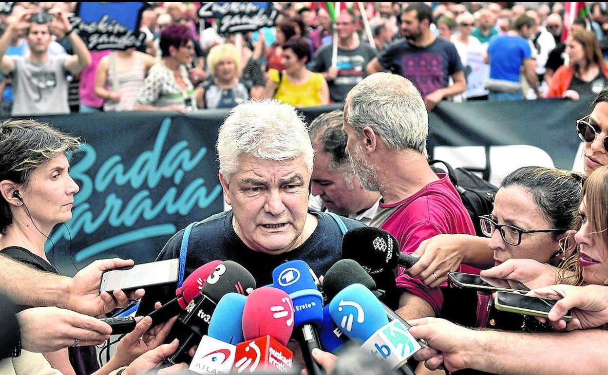 El exrecluso de ETA José Antonio López Ruiz, 'Kubati', participa en una manifestación por los derechos de los presos celebrada en Bilbao. 