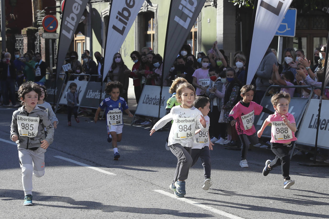La villa acogió la décima marcha solidaria y carrera mixta contra el cáncer. Cientos de vecinos de todas las edades se convirtieron en ganadores aportando cinco euros destinados a la investigación para luchar contra esta enfermedad. 