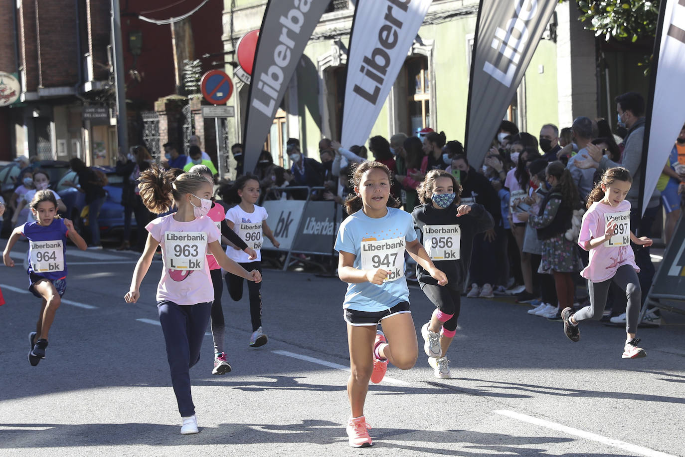La villa acogió la décima marcha solidaria y carrera mixta contra el cáncer. Cientos de vecinos de todas las edades se convirtieron en ganadores aportando cinco euros destinados a la investigación para luchar contra esta enfermedad. 