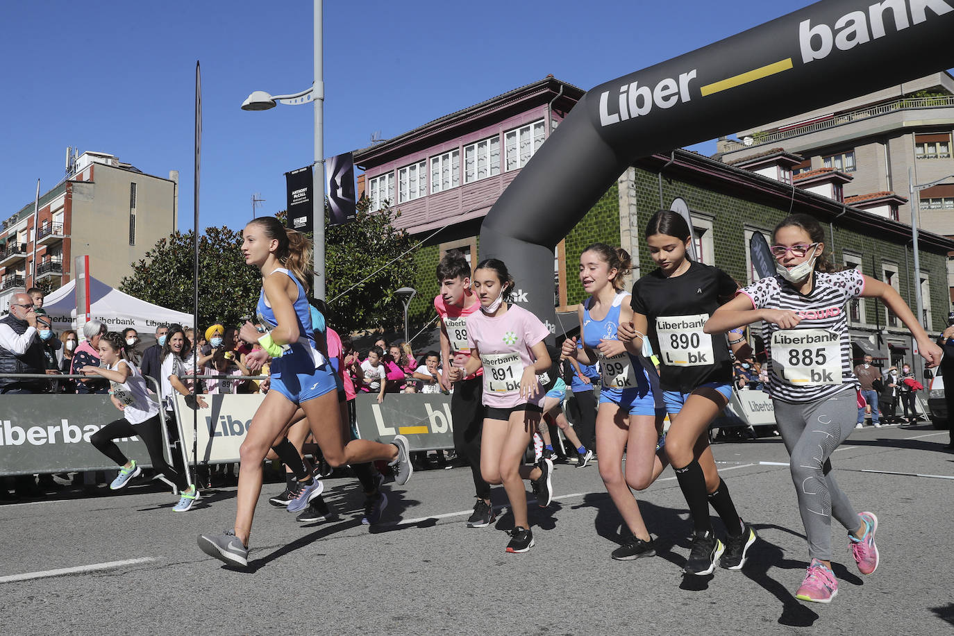 La villa acogió la décima marcha solidaria y carrera mixta contra el cáncer. Cientos de vecinos de todas las edades se convirtieron en ganadores aportando cinco euros destinados a la investigación para luchar contra esta enfermedad. 