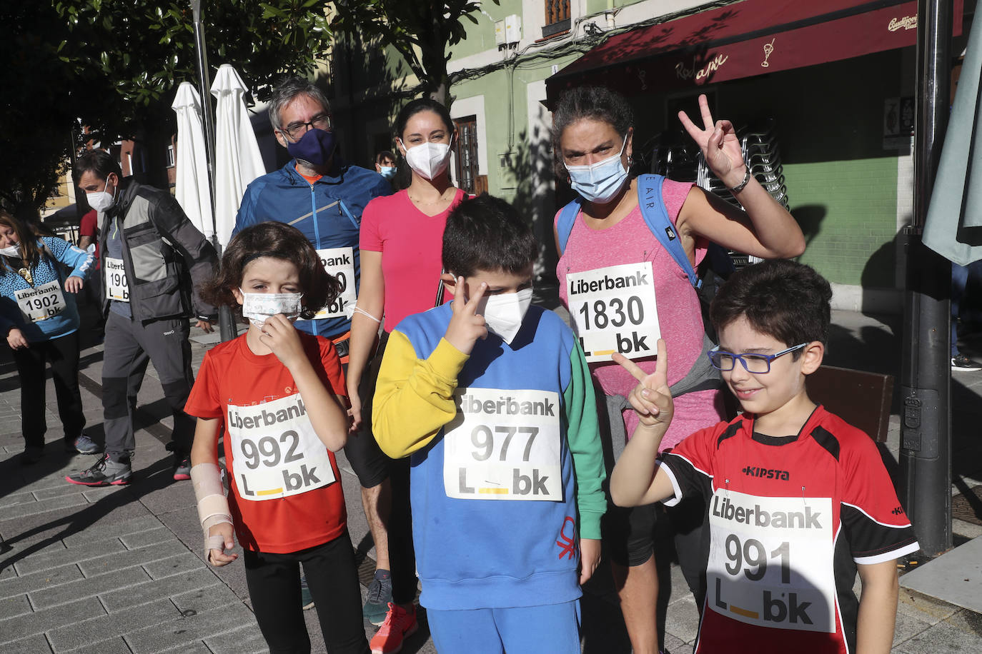 La villa acogió la décima marcha solidaria y carrera mixta contra el cáncer. Cientos de vecinos de todas las edades se convirtieron en ganadores aportando cinco euros destinados a la investigación para luchar contra esta enfermedad. 