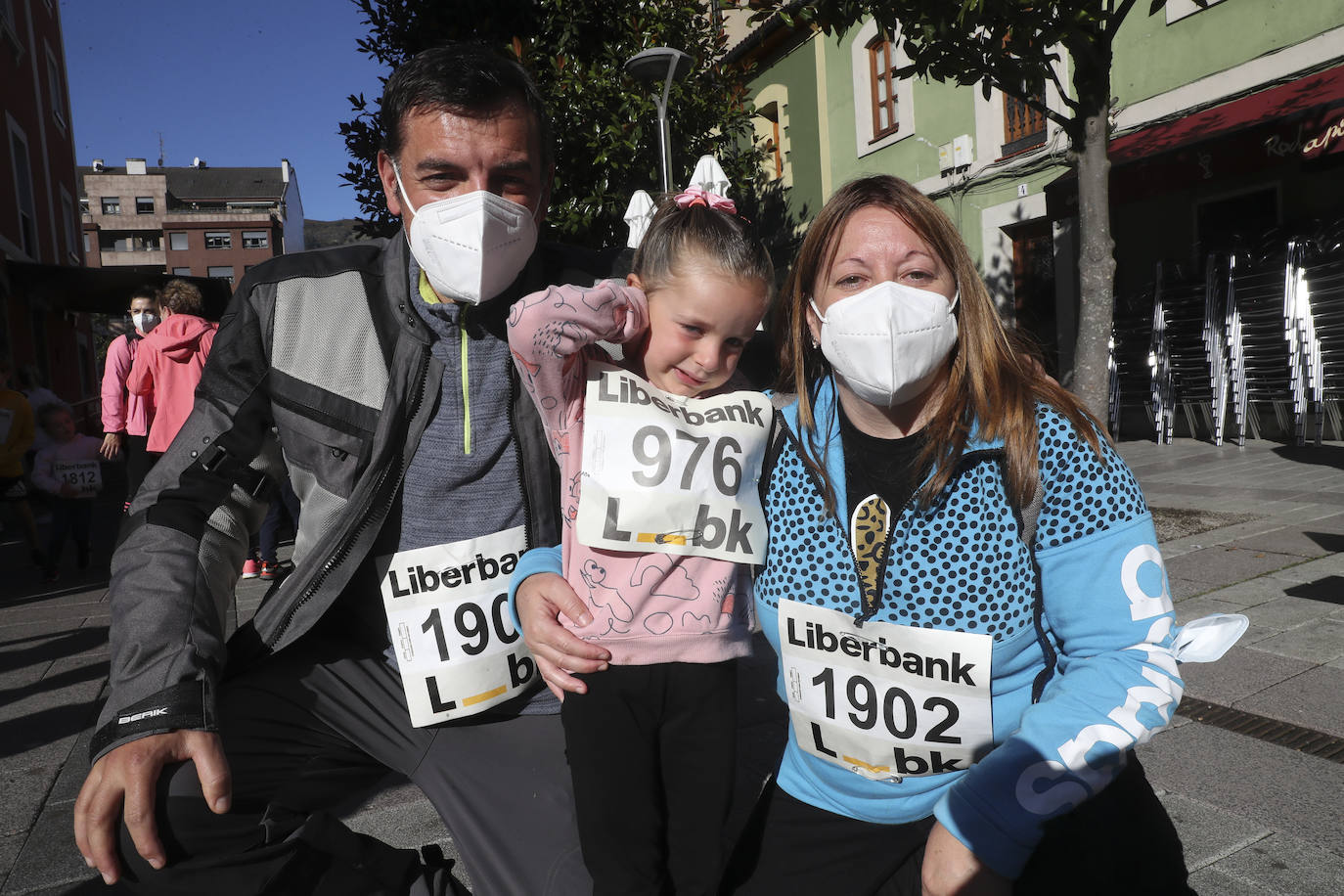 La villa acogió la décima marcha solidaria y carrera mixta contra el cáncer. Cientos de vecinos de todas las edades se convirtieron en ganadores aportando cinco euros destinados a la investigación para luchar contra esta enfermedad. 