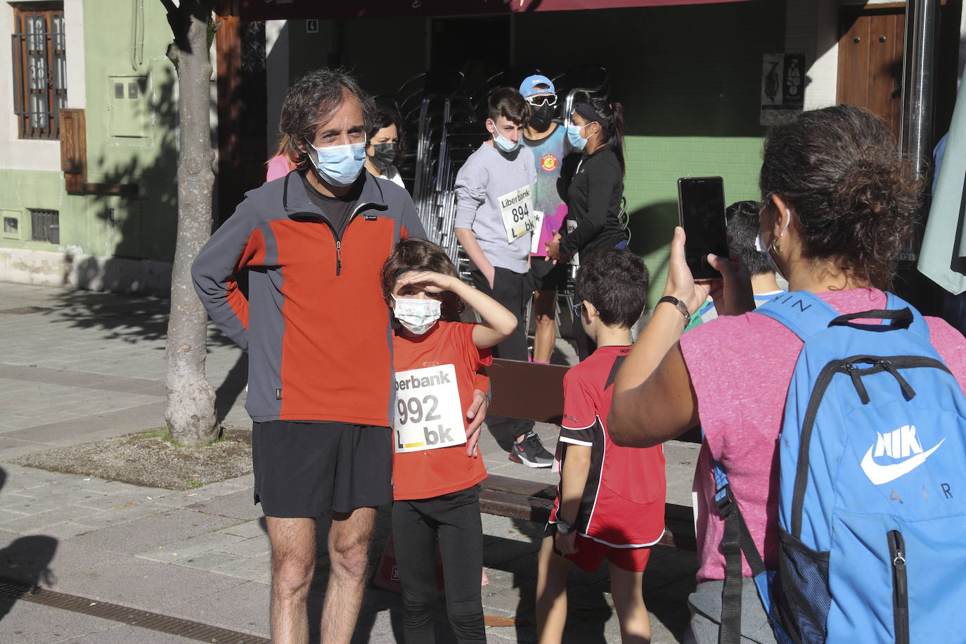 La villa acogió la décima marcha solidaria y carrera mixta contra el cáncer. Cientos de vecinos de todas las edades se convirtieron en ganadores aportando cinco euros destinados a la investigación para luchar contra esta enfermedad. 