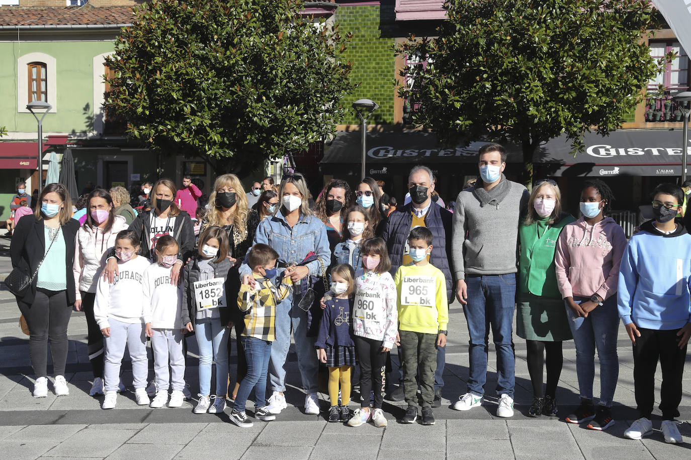 La villa acogió la décima marcha solidaria y carrera mixta contra el cáncer. Cientos de vecinos de todas las edades se convirtieron en ganadores aportando cinco euros destinados a la investigación para luchar contra esta enfermedad. 