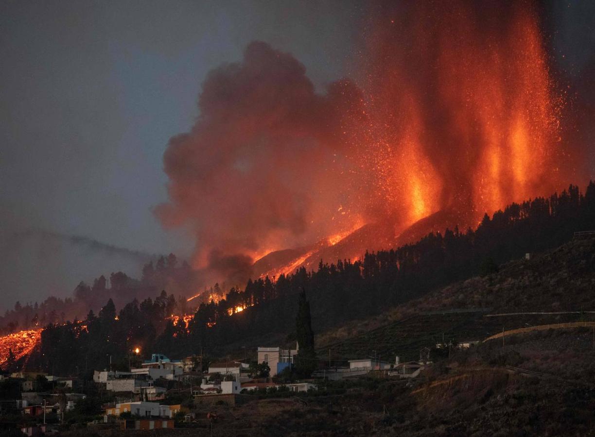 El volcán de La Palma continúa en erupción tras un mes de actividad. Su fuerza sigue arrasando plantaciones agrícolas con una nueva boca en el área del cono principal, que expulsa gran cantidad de cenizas y lava, además de provocar numerosos temblores. 