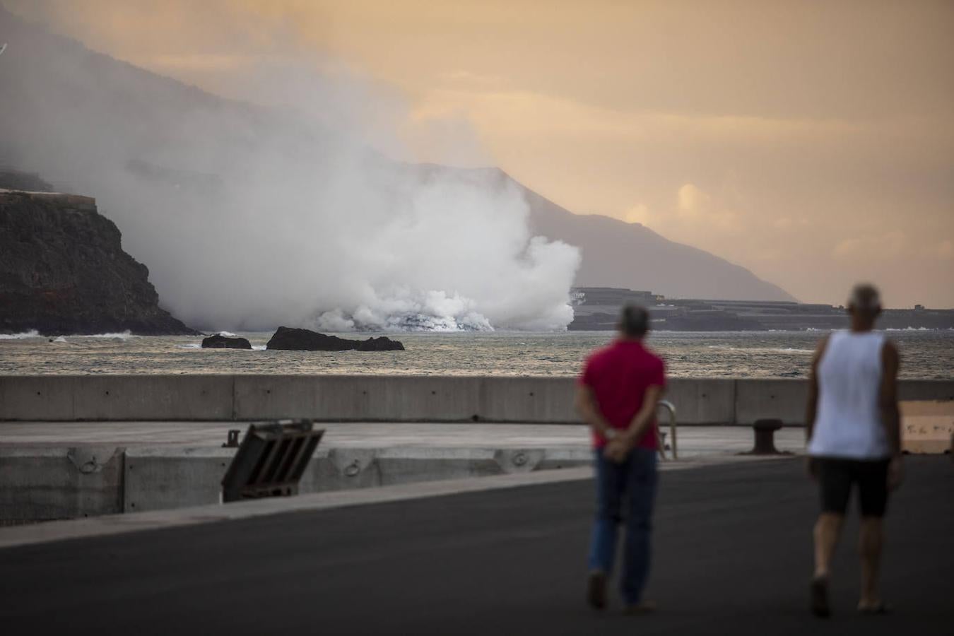 El volcán de La Palma continúa en erupción tras un mes de actividad. Su fuerza sigue arrasando plantaciones agrícolas con una nueva boca en el área del cono principal, que expulsa gran cantidad de cenizas y lava, además de provocar numerosos temblores. 