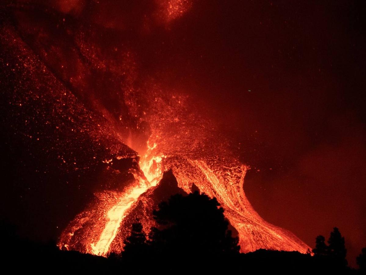 El volcán de La Palma continúa en erupción tras un mes de actividad. Su fuerza sigue arrasando plantaciones agrícolas con una nueva boca en el área del cono principal, que expulsa gran cantidad de cenizas y lava, además de provocar numerosos temblores. 