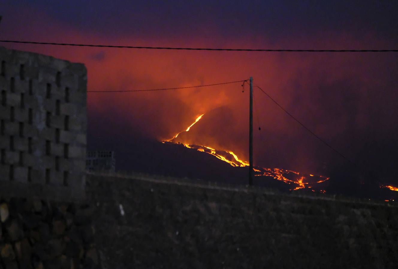 El volcán de La Palma continúa en erupción tras un mes de actividad. Su fuerza sigue arrasando plantaciones agrícolas con una nueva boca en el área del cono principal, que expulsa gran cantidad de cenizas y lava, además de provocar numerosos temblores. 