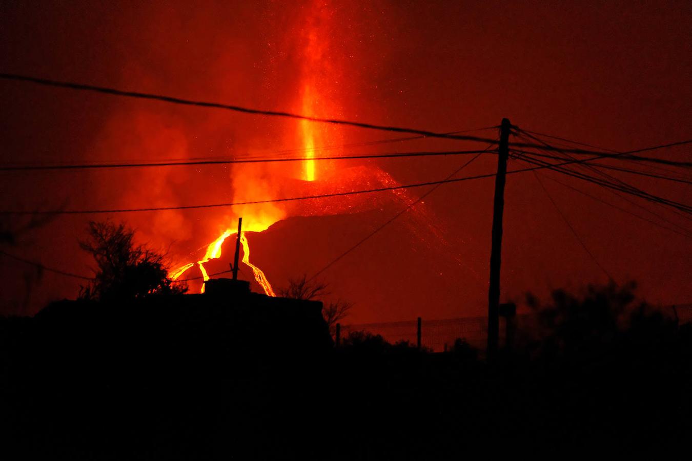 El volcán de La Palma continúa en erupción tras un mes de actividad. Su fuerza sigue arrasando plantaciones agrícolas con una nueva boca en el área del cono principal, que expulsa gran cantidad de cenizas y lava, además de provocar numerosos temblores. 