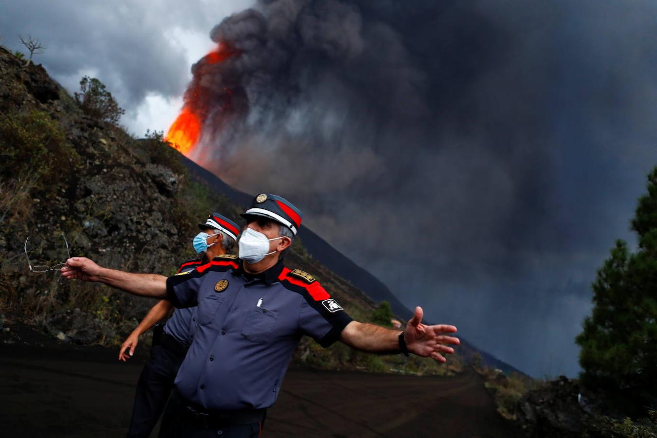 El volcán de La Palma continúa en erupción tras un mes de actividad. Su fuerza sigue arrasando plantaciones agrícolas con una nueva boca en el área del cono principal, que expulsa gran cantidad de cenizas y lava, además de provocar numerosos temblores. 