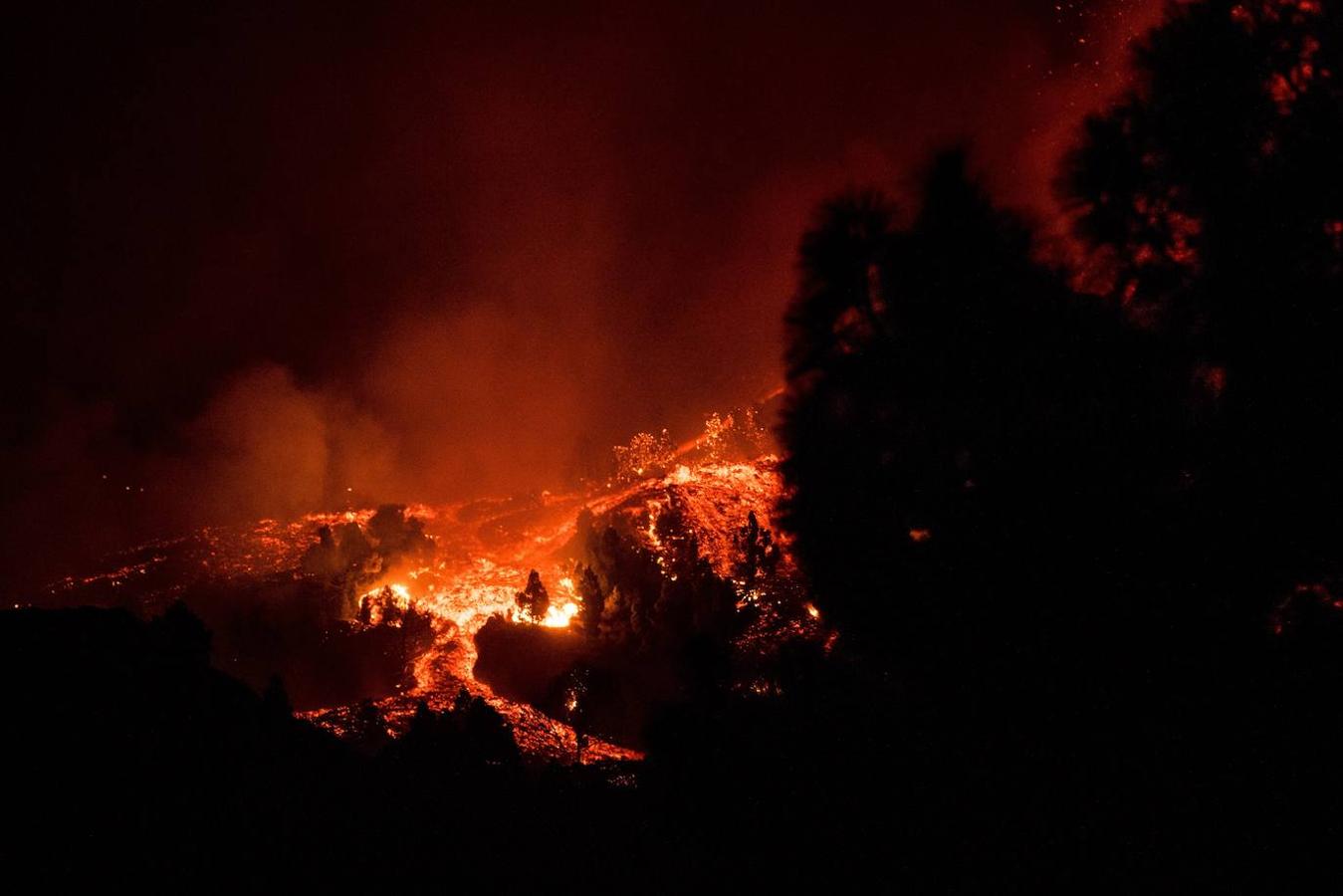 El volcán de La Palma continúa en erupción tras un mes de actividad. Su fuerza sigue arrasando plantaciones agrícolas con una nueva boca en el área del cono principal, que expulsa gran cantidad de cenizas y lava, además de provocar numerosos temblores. 