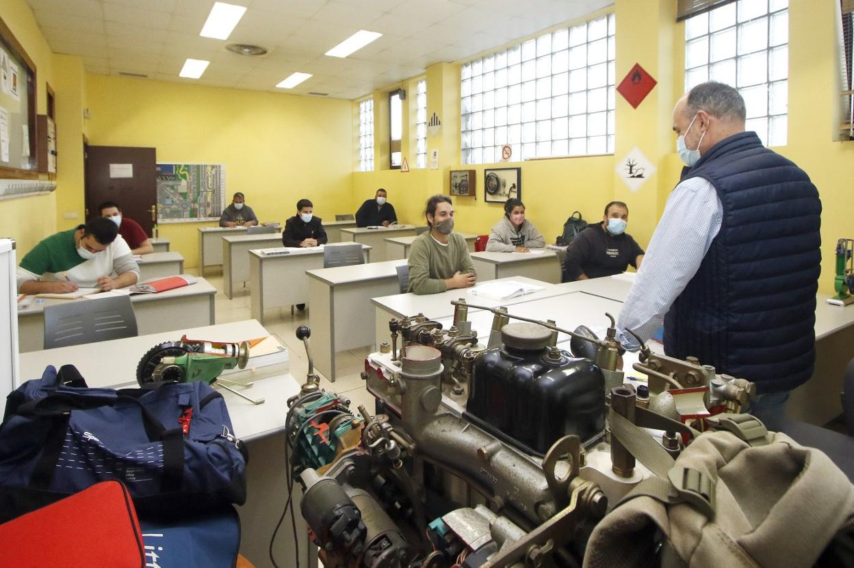 Un grupo de alumnos se preparan para ser camioneros, en el centro de formación de Asetra. 