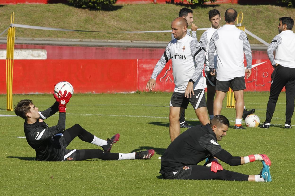 El juvenil Pablo Gómez atrapa un balón ante Jorge Sariego. 